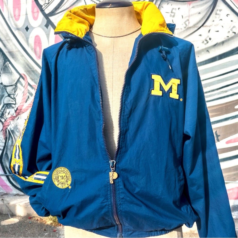 MICHIGAN WOLVERINES Vintage Windbreaker size Large | Navy Blue & Yellow